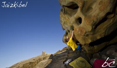 Mikel bouldering on the beach (2)
